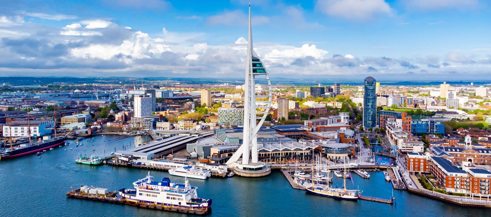 Aerial photograph of Portsmouth showing the Spinnaker Tower - Alexandre ROSA - Adobe Stock